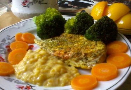 Poulet cuit vapeur avec sauce à la moutarde aux pêches