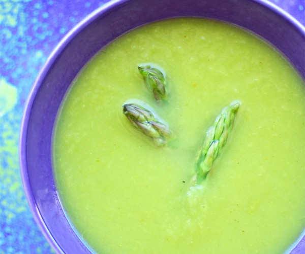 Cuisiner une crème verte d'asperges et d'igname à l'autocuiseur