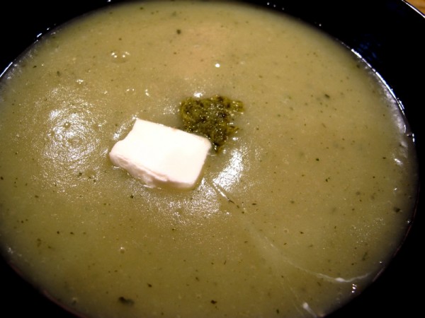 Réaliser une soupe maison aux courgettes pommes de terre basilic